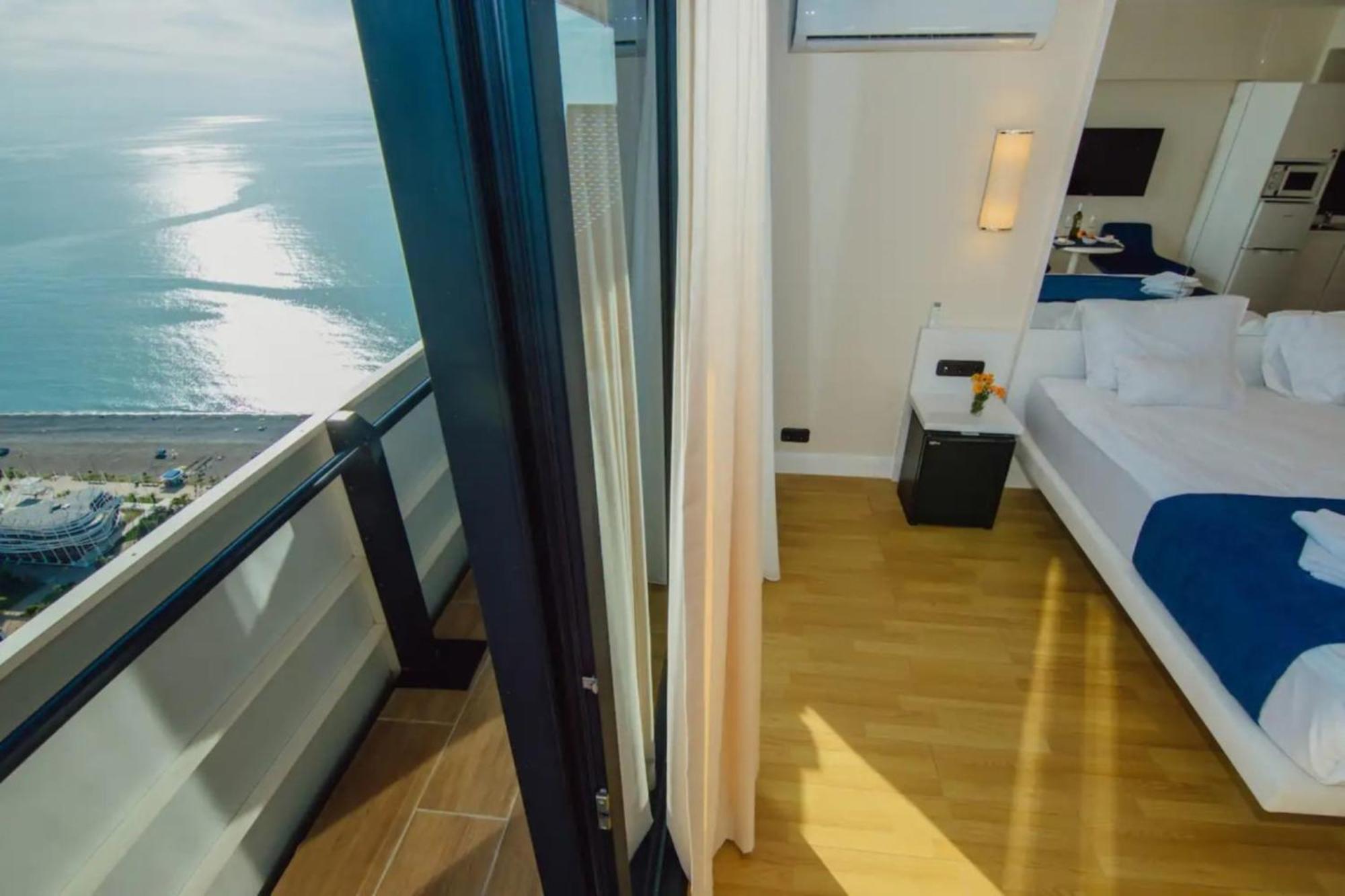 Relax And Unwind Premier Sea View Aparthotel In Батуми Екстериор снимка