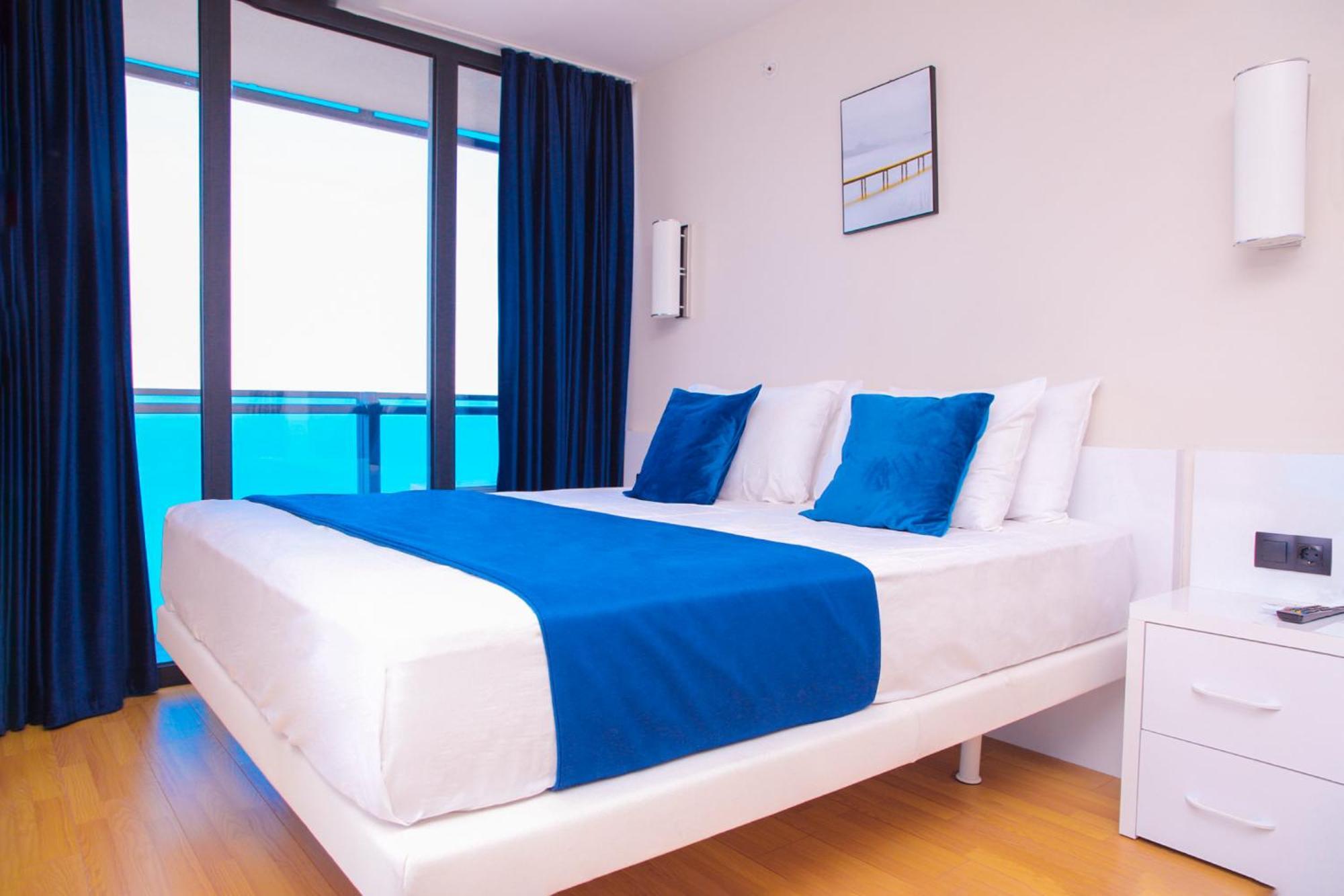 Relax And Unwind Premier Sea View Aparthotel In Батуми Екстериор снимка