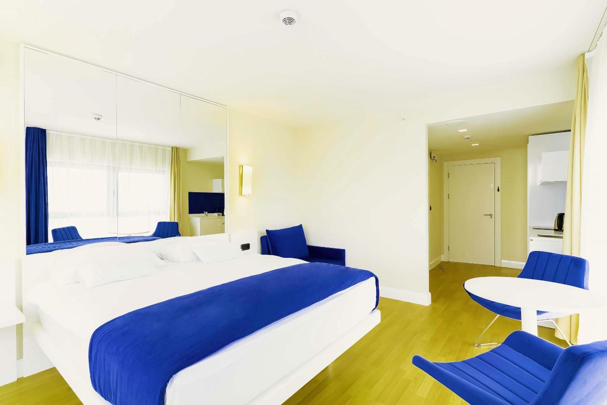 Relax And Unwind Premier Sea View Aparthotel In Батуми Екстериор снимка